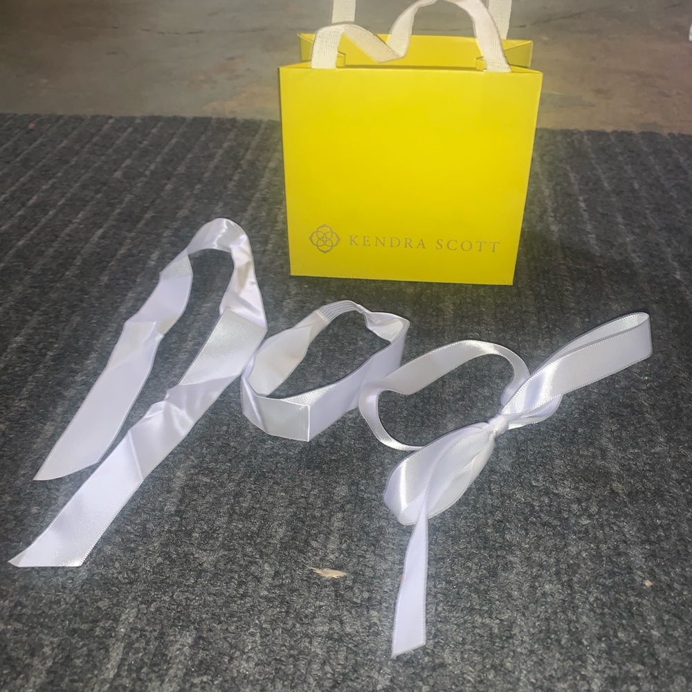 KENDRA SCOTT GIFT BAG & BOWS & 2 STORAGE DRAWSTRING BAGS